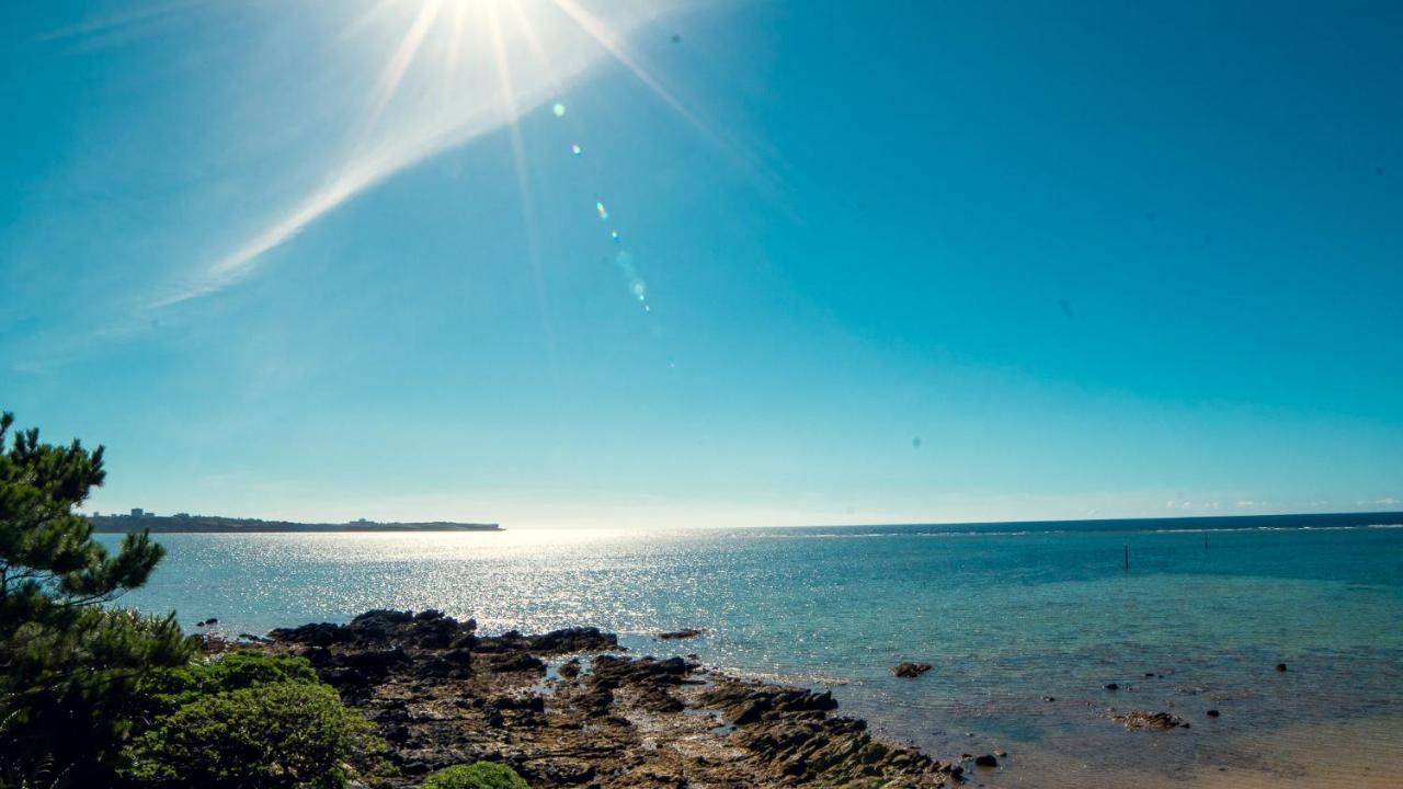 Sunset Beach House Onna Bagian luar foto
